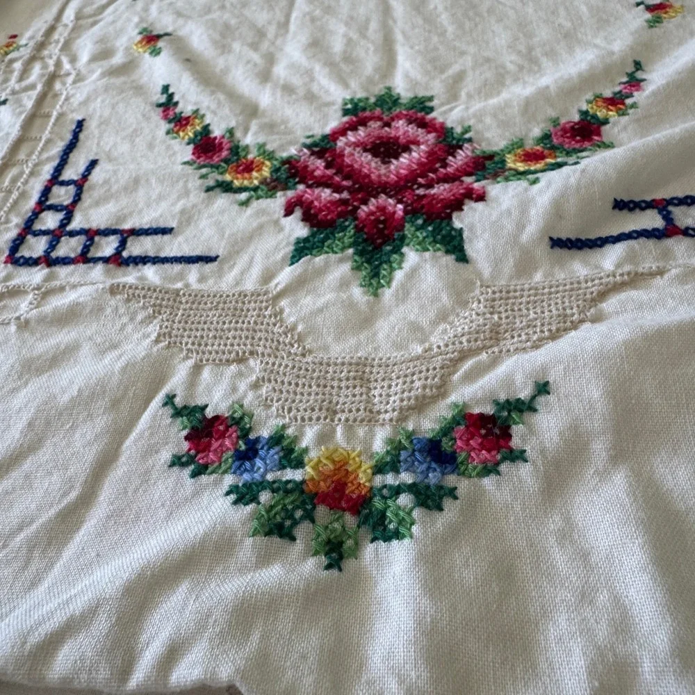 Vintage Floral Cross Stitch Embroidered Table Runner Cream Linen Scalloped 39x14
